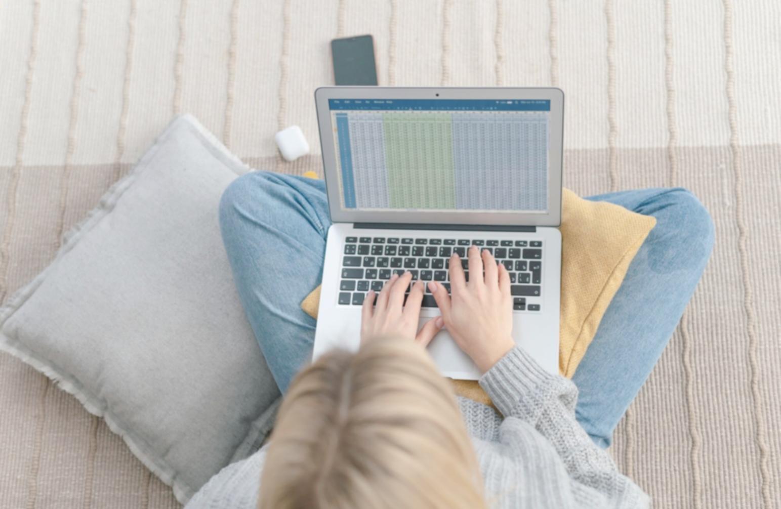 Profesional analizando datos financieros complejos